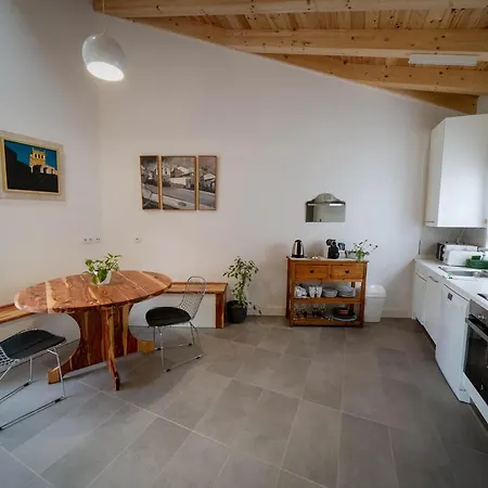 La Ren Lecres Piscina Jardin Apartmán *