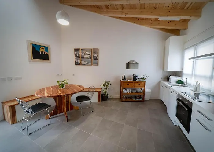 La Ren Lecres Piscina Jardin Apartman *